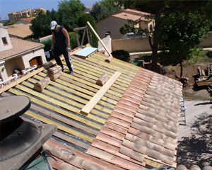 Une équipe de couvreur professionnel 06 au soin du toit