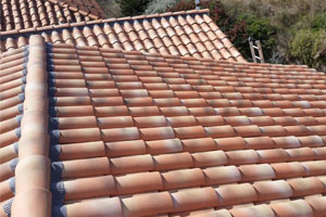 Un métier de couvreur pour le soin de la toiture